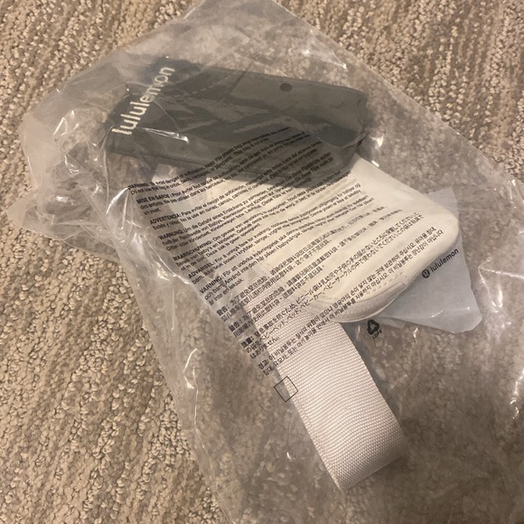 LULULEMON GREY SAGE/WHITE OPAL DUAL POUCH WRISTLET - Picture 6 of 9